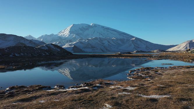 航拍西北雪山湖泊自然风光